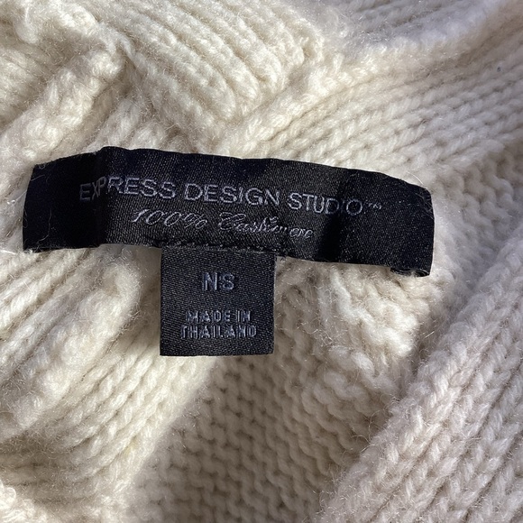 Express Design Studio Cream 100% Cashmere Cable Knit Poncho Wrap Size O/ S - Picture 9 of 12